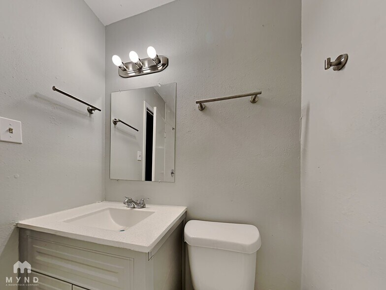 Building Photo - 6127 Heatherbrook Dr