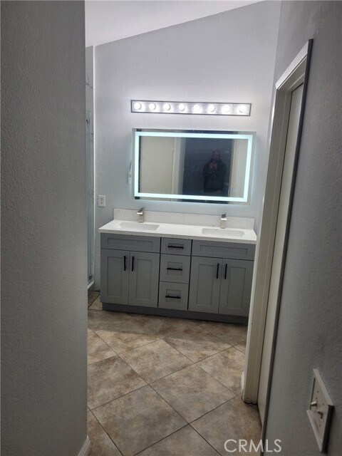 Building Photo - 18885 Oakview Way