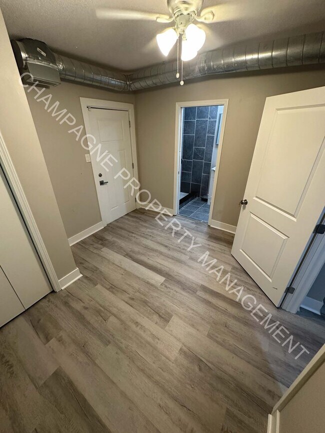 Building Photo - Fully Remodeled Home in KC