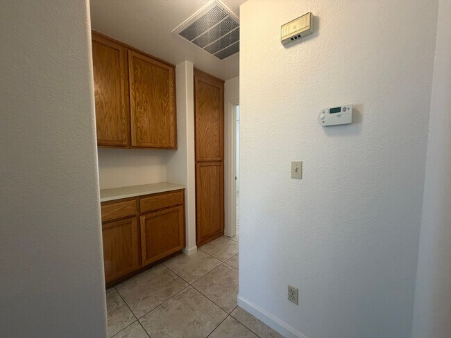 Building Photo - Single story near freeway access and major shopping!