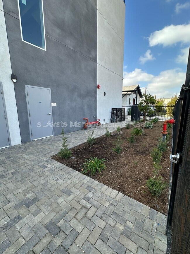 Building Photo - 226 W 87th St