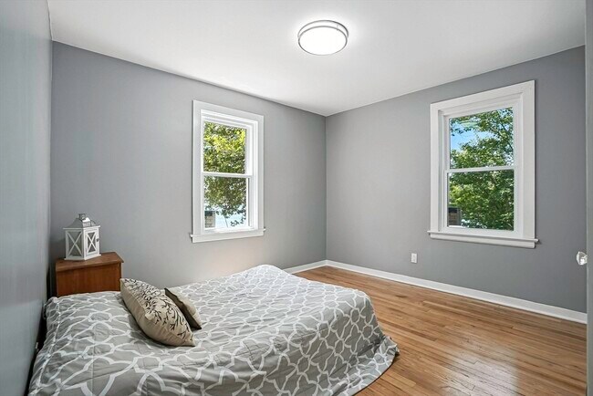 Building Photo - 35 Canna Dr