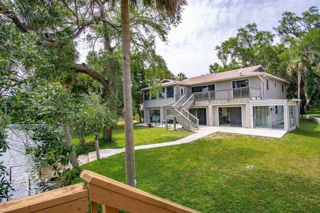 Building Photo - 1045 N Cres Dr