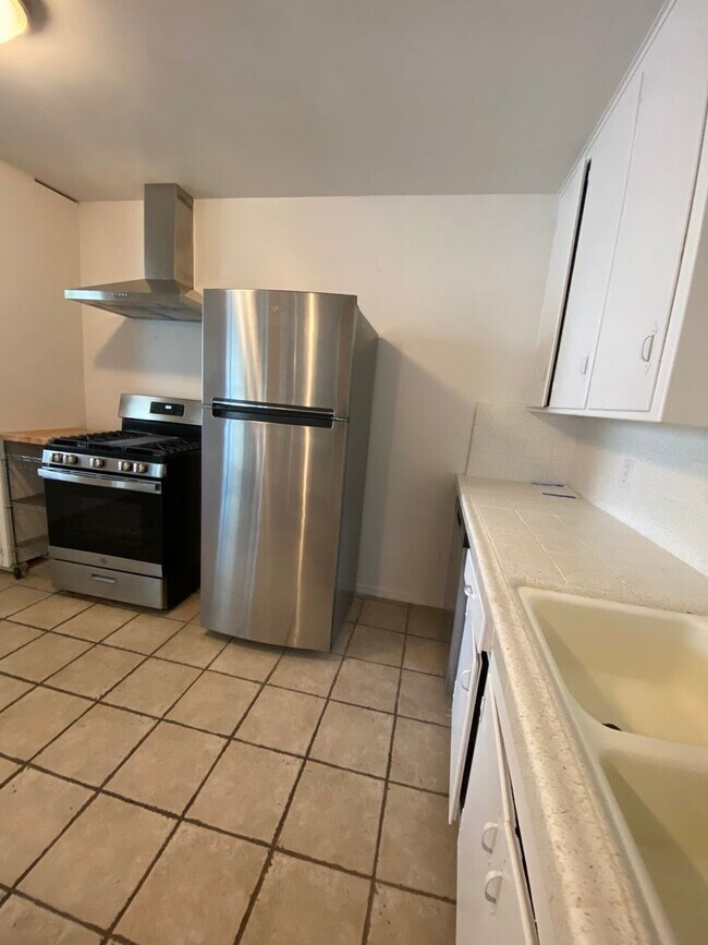 Building Photo - Cozy 2-Bedroom Apartment Just Steps from the Ocean Bluffs!
