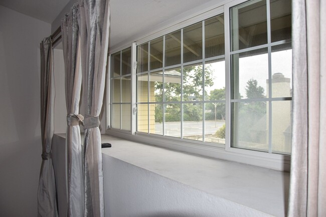 Building Photo - 3 Bedroom 2.5 Bath Hampton Court Condo Nea...