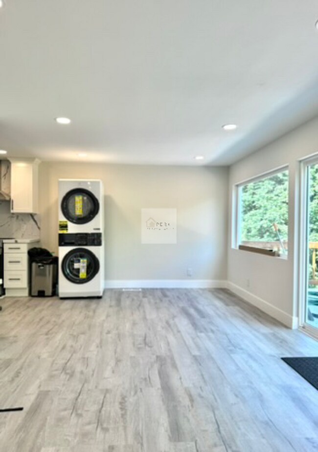 Building Photo - Updated 2 Bed, 1 Bath | South Beacon Hill | Private Patio + Parking