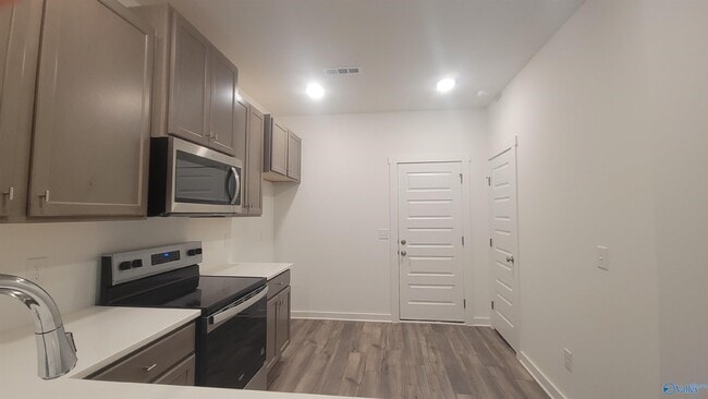 Building Photo - 7597 Discovery Pt Dr NW