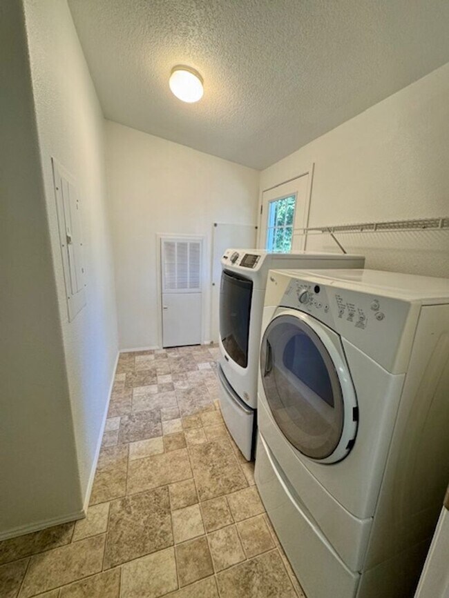 Building Photo - Remodeled Home on 1/2 Acre