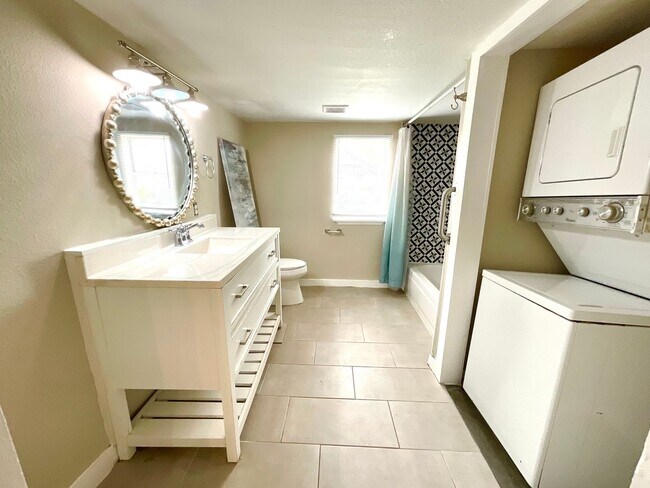 Building Photo - Spacious 2-Bedroom Home Steps from Restaur...