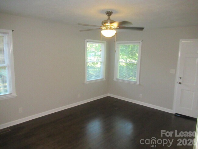 Building Photo - 208 Crescent Ct