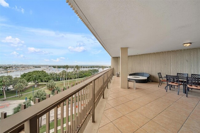 Building Photo - 2901 S Bayshore Dr