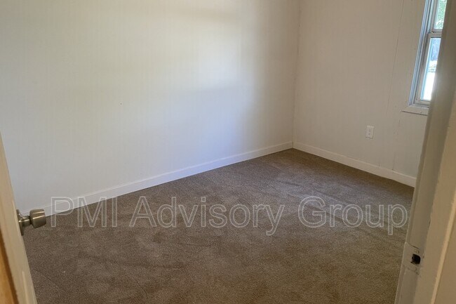 Building Photo - 3336 SE Girard St