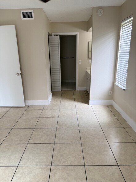Building Photo - 998 Coral Club Dr
