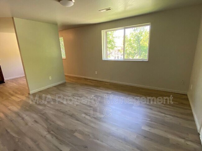 Building Photo - 2523 S Lakecrest Dr