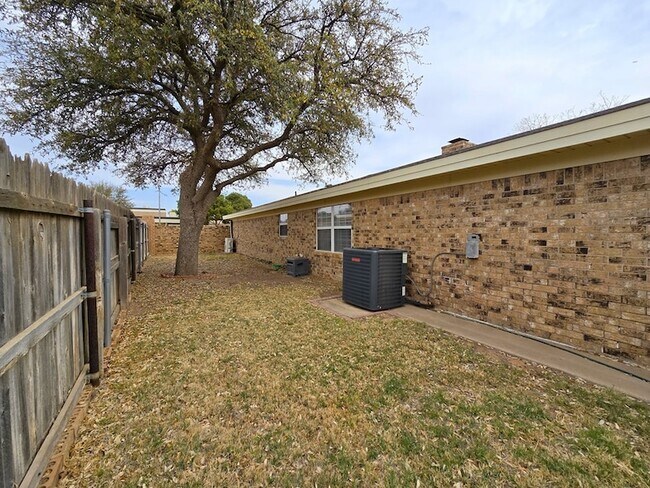 Building Photo - 2809 Moss Ave
