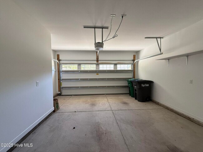 Building Photo - 300 Mashie Ct