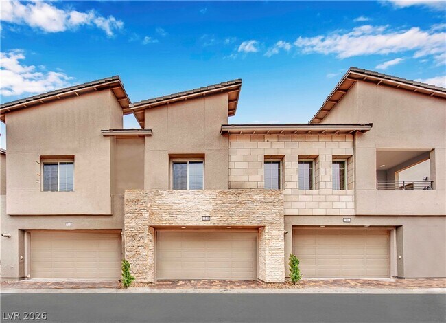 Building Photo - 600 N Carriage Hill Dr