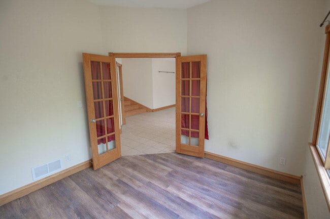 Building Photo - 1420 Bradford Dr