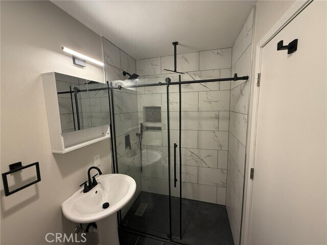 Building Photo - 1488 Bussey St W