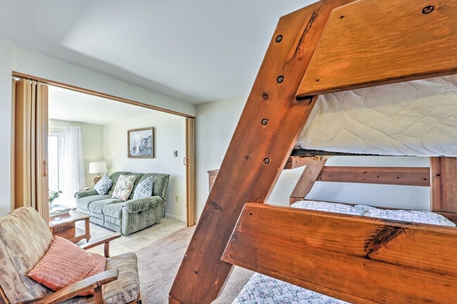 Building Photo - 352 Shore Rd