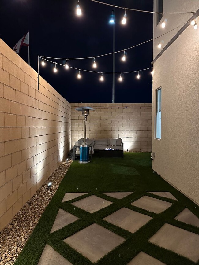 Building Photo - Beautiful 3 Bedroom Townhome in the Southw...