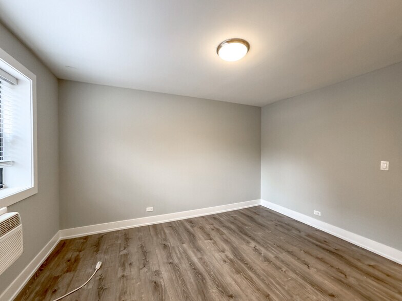 Building Photo - 535 W Surf St