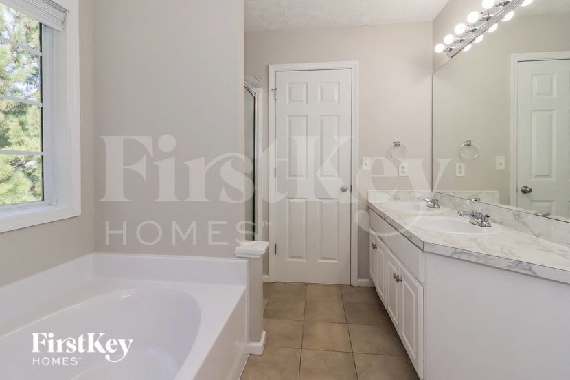 Building Photo - 459 Fernwood Cir