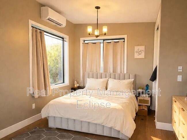 Building Photo - 2528 27th Ave W