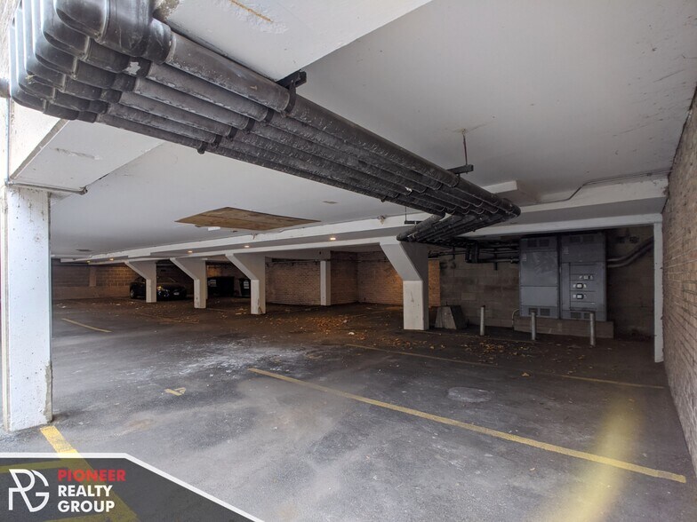 Building Photo - 502 W Briar Pl