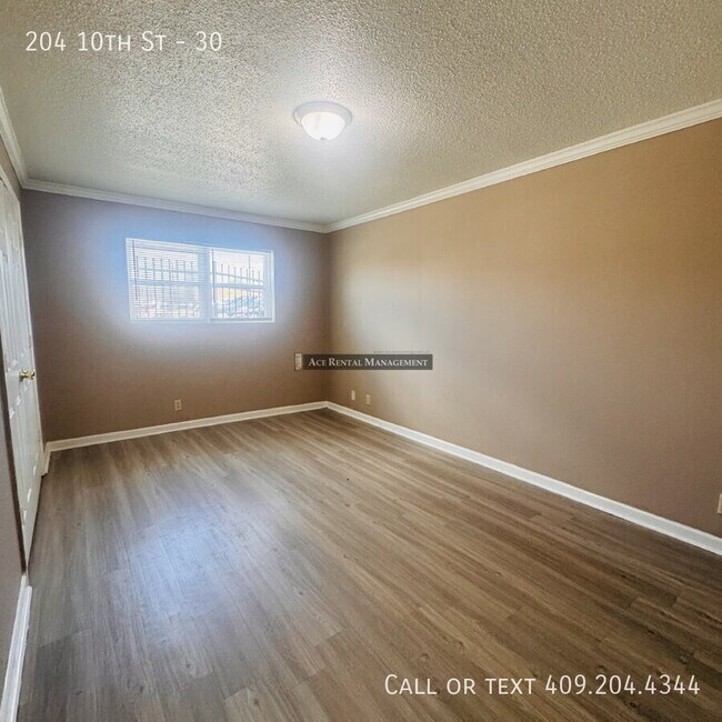 Building Photo - 204 N 10th St