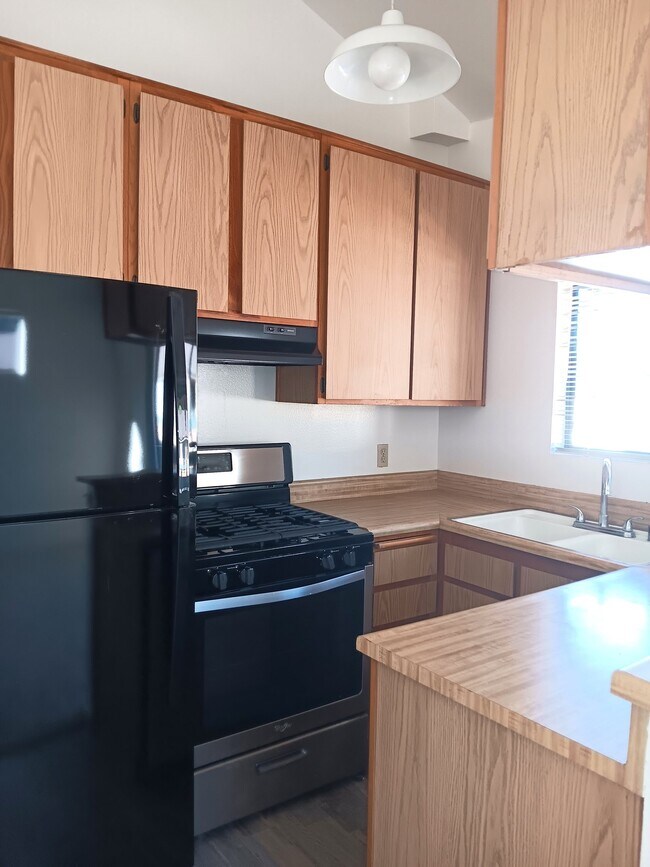 Building Photo - 10965 Fruitland Dr