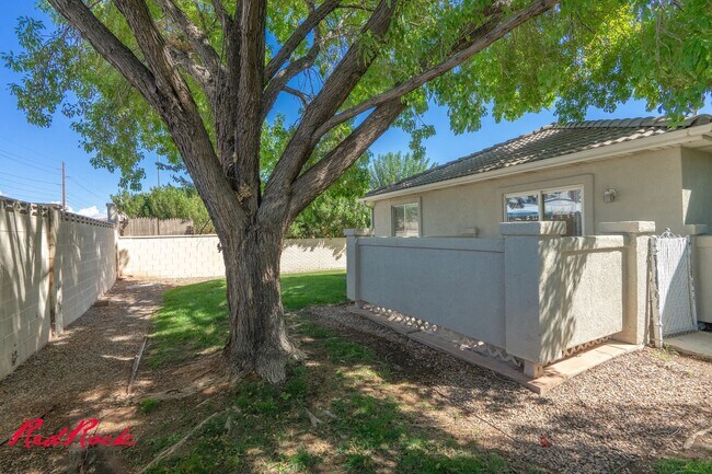 Building Photo - Pet Friendly! 3 Bedroom Single-Level Condo in St. George!