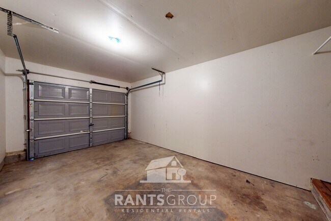 Building Photo - Great Location! Quiet Duplex!