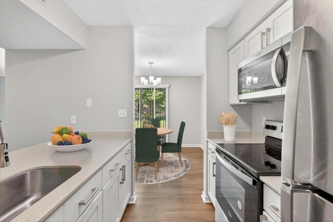 Building Photo - 3 BEDROOM CONDO IN TERRIFIC LOCATION!