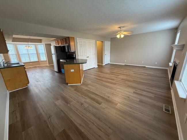 Building Photo - LARGE BEAUTIFUL 3 Bedroom 2.5 Bath Townhou...