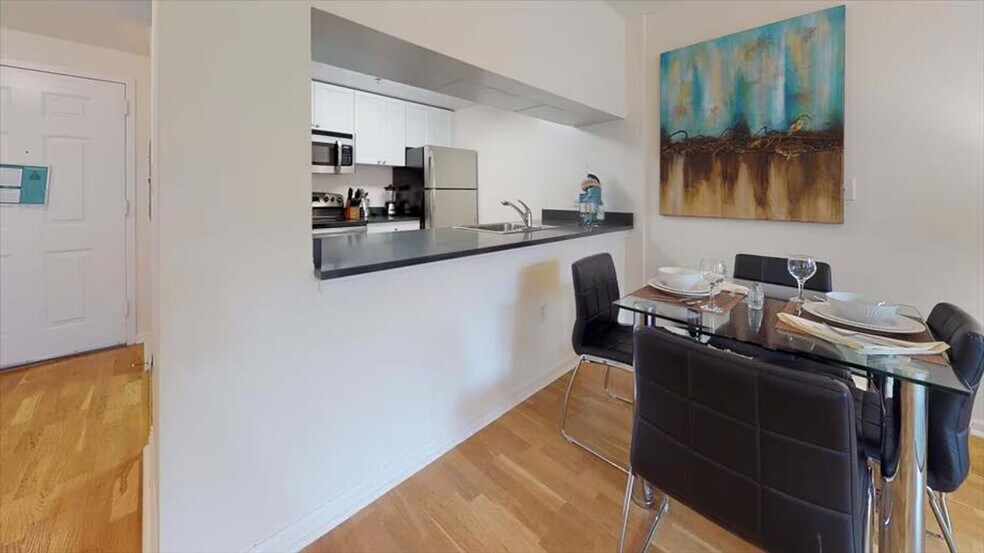 Building Photo - 330 River St