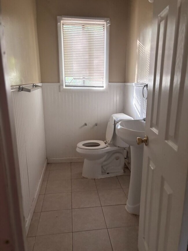 Building Photo - 3831 Meadow Ln