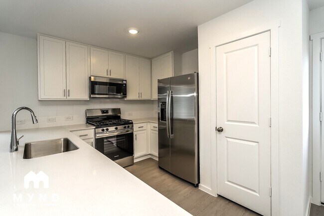 Building Photo - 2732 River Knl Ln