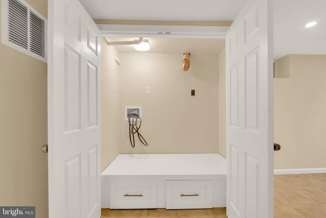 Building Photo - 805 31st St S