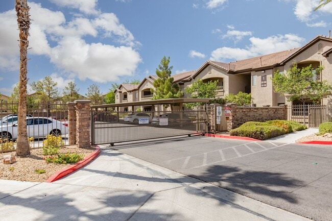 Building Photo - 1st floor unit in well maintained gated NW community with pool and spa