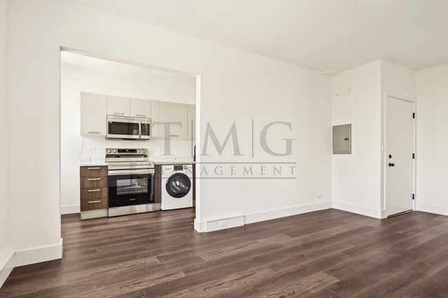 Building Photo - Modern 2-Bedroom Gem in the Heart of Andersonville | Separate Kitchen, In-Unit Laundry & Tons of ...