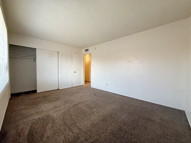 Building Photo - 4031 W Mesquite Ln