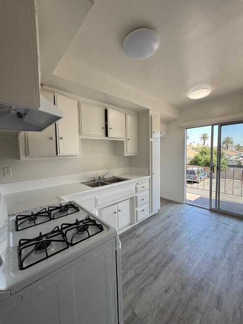 Building Photo - 14026 Paramount Blvd
