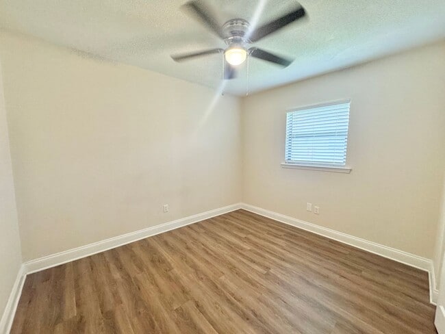 Building Photo - Apartment - Right off Cypress Gardens Blvd!