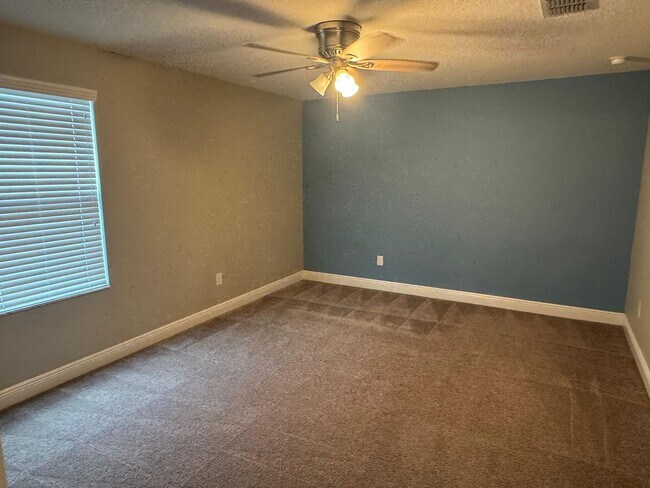 Building Photo - Spacious 5-Bedroom Riverview Home