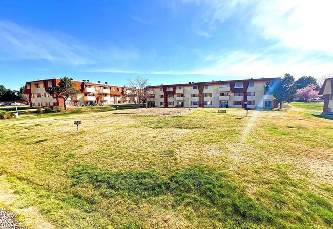 Building Photo - Top-floor 2-bedroom, 1-bath condo in Thornton with lots of natural light.