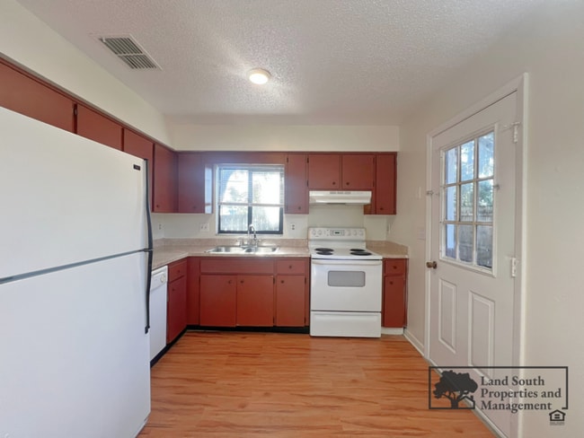 Building Photo - 120 Rosalynn Cir