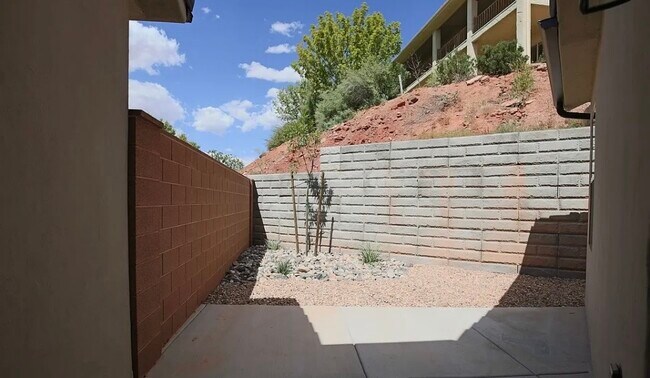 Building Photo - 1456 Clinton Way