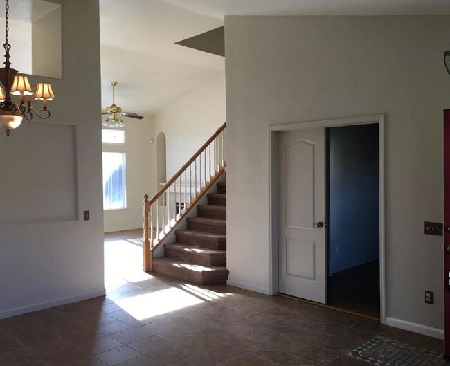 Building Photo - Great location!  Close to shopping, schools and freeway access