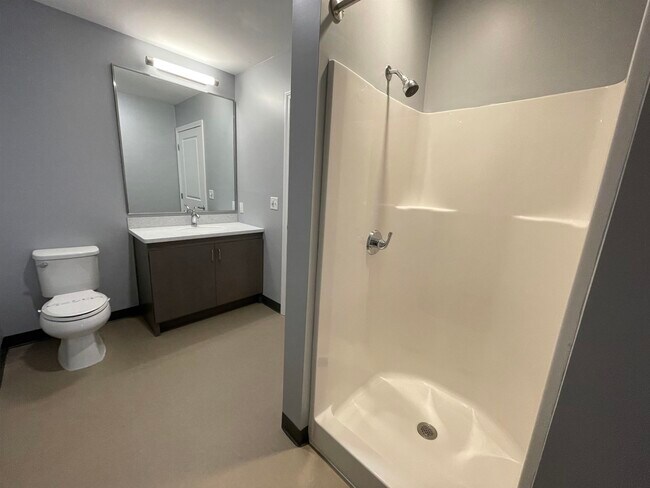 Building Photo - 15 E Ridge Dr